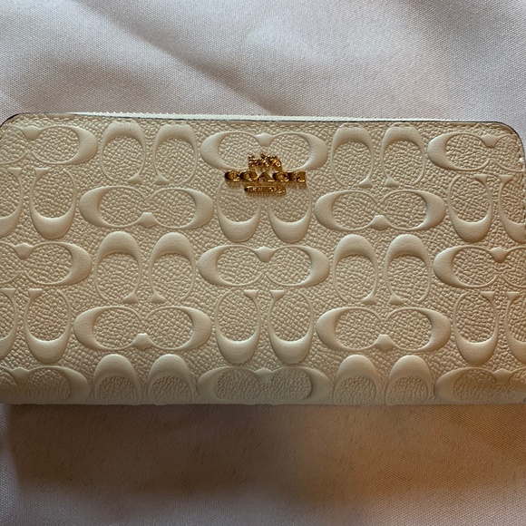 🎉Host Pick🎉 NWT White Embossed Coach Wallet  / Wristlet in White with Bo… - Picture 2 of 15
